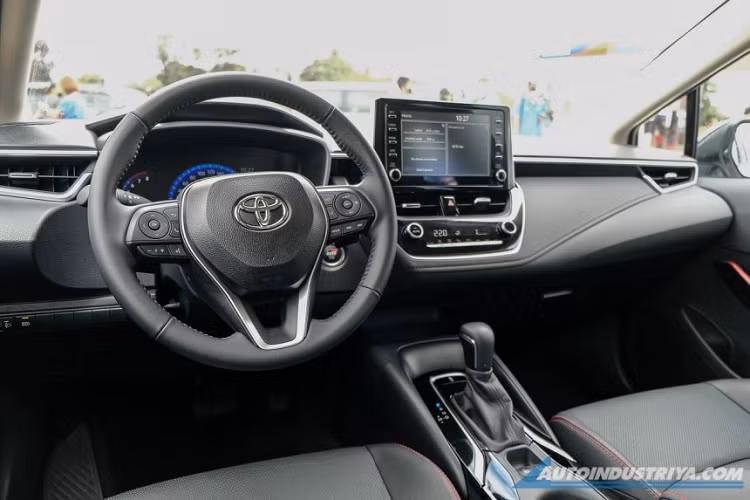 Vòng sang bên sườn, chúng ta sẽ bắt gặp ốp gương chiếu hậu màu đen bóng, cánh lướt gió và bộ vành hợp kim 17 inch mới với thiết kế đa chấu, sơn phối 2 màu thể thao. Ở đằng sau, mẫu xe này có thêm bộ khuếch tán gió và logo "GR Sport" mới.