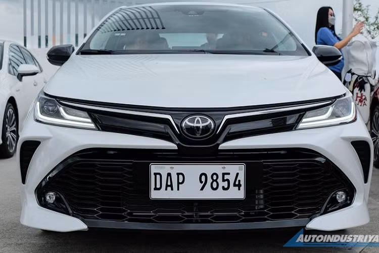 Mẫu xe sedan Toyota Corolla Altis GR Sport 2022 dành cho thị trường Philippines có thiết kế nội - ngoại thất không khác gì xe ở Thái Lan. Theo đó, xe được trang bị nẹp màu đen mới nằm giữa 2 đèn pha. Bên dưới là lưới tản nhiệt với mắt lưới hình tổ ong mới và viền đen bóng xung quanh. Riêng đèn sương mù của xe được chuyển vị trí vào bên trong lưới tản nhiệt. Ở hai bên góc đầu xe là khe gió nằm dọc hình tam giác mới.