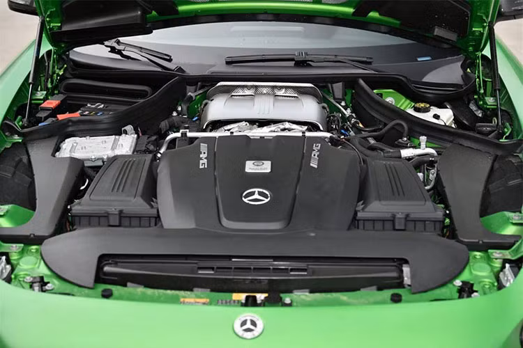 Phiên bản siêu xe Mercedes-AMG GT R được trang bị khối động cơ V8, tăng áp kép, dung tích 4.0 lít, sản sinh ra công suất tối đa 577 mã lực tại vòng tua máy 6.250 vòng/phút và mô-men xoắn cực đại 700 Nm tại dải vòng tua máy 2.100 đến 5.500 vòng/phút.