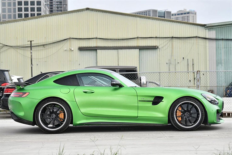 Hình ảnh chụp lại cho thấy, người điều khiển chiếc siêu xe Mercedes-AMG GT R màu xanh AMG Green Hell Magno này là 1 phụ nữ, đây cũng chính là chiếc Mercedes-AMG GT R mang bộ áo đình đám AMG Green Hell Magno thứ 2 có mặt tại Việt Nam.
