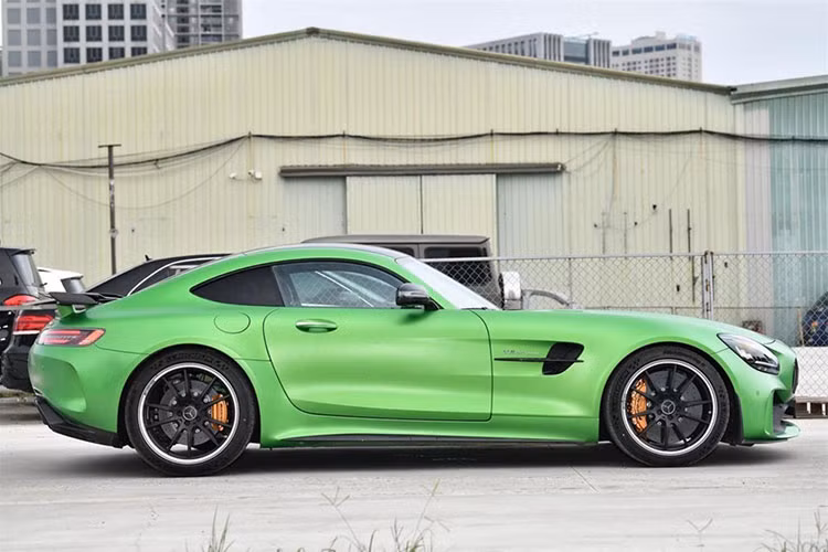 Hình ảnh chụp lại cho thấy, người điều khiển chiếc siêu xe Mercedes-AMG GT R màu xanh AMG Green Hell Magno này là 1 phụ nữ, đây cũng chính là chiếc Mercedes-AMG GT R mang bộ áo đình đám AMG Green Hell Magno thứ 2 có mặt tại Việt Nam.