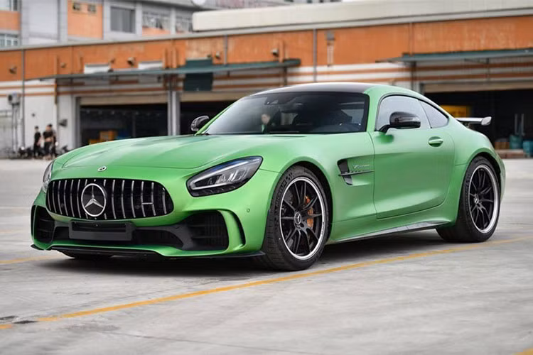 Nội công trên sẽ kết hợp cùng với hộp số thể thao ly hợp kép 7 cấp, nhờ đó, siêu xe Mercedes-AMG GT R màu xanh AMG Green Hell Magno nhập không chính hãng đầu tiên về Việt Nam có thể dễ dàng tăng tốc từ vị trí xuất phát lên 100 km/h chỉ trong 3,6 giây trước khi đạt vận tốc tối đa 318 km/h.
