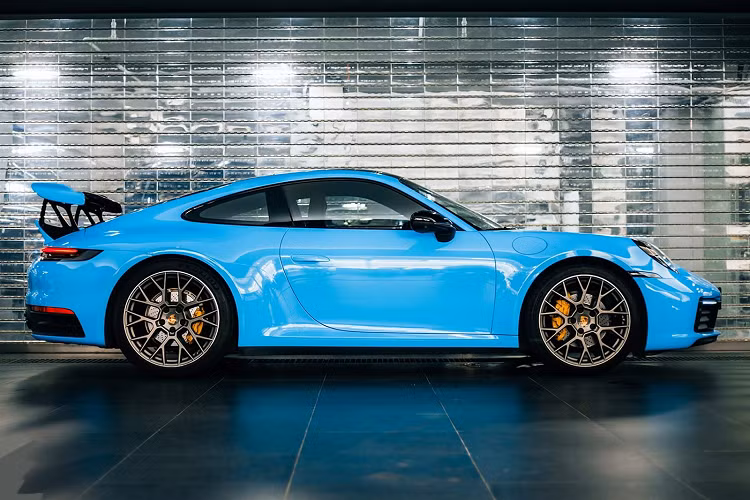 Thương hiệu đã kết hợp giữa thiết kế cổ điển và hiện đại, chính vì thế mà thương hiệu DMC đã thiết kế lại cánh gió đuôi vịt Ducktail để làm chỗ gắn cho cánh gió đua của 997 GT3, từ đây giúp cánh gió này có thể được lắp vừa trên mẫu xe 992 hiện đại. Trên 992 GT3, chi tiết cánh gió sau được đặt phía trên lỗ thông hơi chính giữa của nắp động cơ.