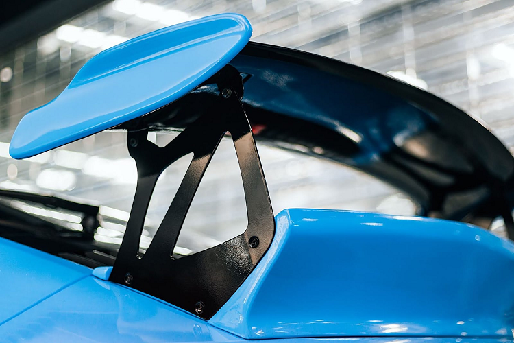 Sau khi lắp đặt phần cánh gió sau Porsche 992 Carrera, thương hiệu DMC dường như đã thấy phiên bản này đã đủ hoàn hảo, từ đây quyết định không nâng cấp các chi tiết độ khác cho xe như những mẫu xe độ khác mà thương hiệu thường thực hiện. Với chi tiết nâng cấp đơn giản này, người dùng vẫn có thể thấy được sự tinh tế, tận tâm mà hãng độ gửi gắm vào chi tiết độ dù đây chỉ là một trang bị rất nhỏ.