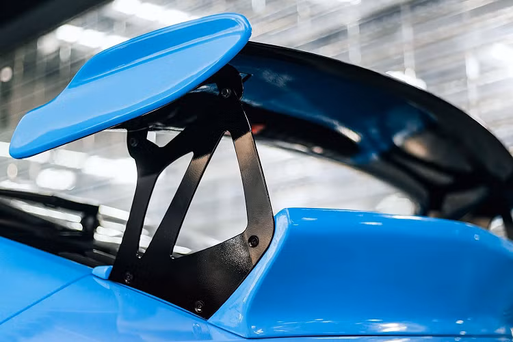 Sau khi lắp đặt phần cánh gió sau Porsche 992 Carrera, thương hiệu DMC dường như đã thấy phiên bản này đã đủ hoàn hảo, từ đây quyết định không nâng cấp các chi tiết độ khác cho xe như những mẫu xe độ khác mà thương hiệu thường thực hiện. Với chi tiết nâng cấp đơn giản này, người dùng vẫn có thể thấy được sự tinh tế, tận tâm mà hãng độ gửi gắm vào chi tiết độ dù đây chỉ là một trang bị rất nhỏ.