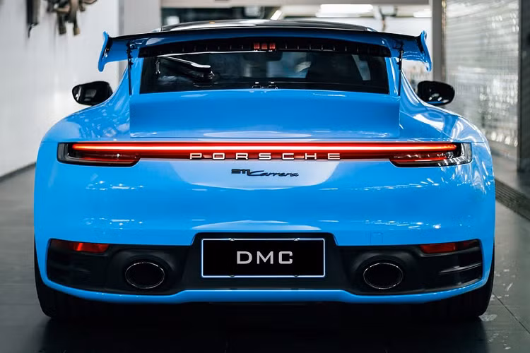 Khác với những cánh gió trong nhiều gói độ từ các thương hiệu khác, hãng độ DMC đã lấy cảm hứng từ chính những thiết kế có sẵn trên những chiếc Porsche cổ điển. Phần cánh gió này có thiết kế giống như GT3 hiện tại, đồng thời thương hiệu cũng đã thay thế phần nắp động cơ với nắp động cơ mới có đuôi vịt Ducktail vuốt nhọn. Đơn đặt hàng cho việc chuyển đổi này được một vị khách giao cho DMC thực hiện vào năm 2021.