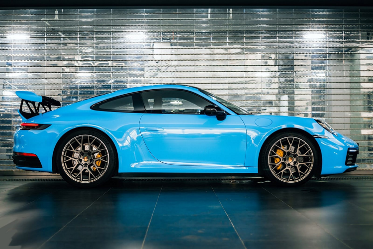 Thương hiệu đã quyết định chỉ thiết kế lại và nâng cấp phần cánh gió sau cho xe dựa theo thiết kế sẵn có của xe, đồng thời không đem đến những chi tiết nâng cấp lớn. Sau khi đội ngũ xem xét kỹ lưỡng, họ đã quyết định lấy cảm hứng từ các yếu tố thiết kế của GT3 thế hệ 997 để truyền cảm hứng cho mẫu xe Porsche 992 Carrera độ DMC.