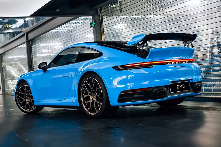 DMC cũng cho biết thêm rằng họ rất vui khi sản phẩm cuối cùng trông giống như một tùy chọn trang bị của chính hãng chứ không phải là một chi tiết đô từ các thương hiệu bên ngoài và hãng đô cũng tin rằng tác phẩm này đã là một phần giúp tôn vinh vẻ đẹp của những chiếc GT3 trong quá khứ.