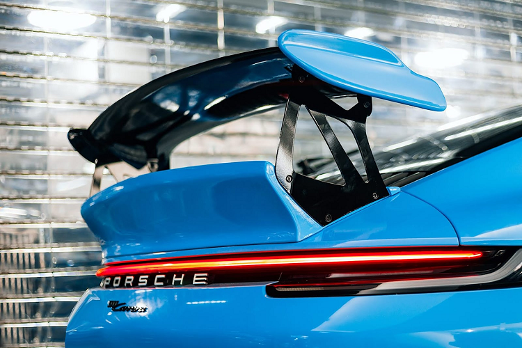 Khi thiết kế này được hoàn thiện, nhóm nghiên cứu đã quét 3D phần cánh gió của 997 GT3 và từ đây tinh chỉnh, thiết kế lại để có thể gắn vừa chi tiết này với phần cánh gió đuôi vịt Ducktail đã được thiết kế lại. Phần cánh gió này được giữ đúng thiết kế nguyên bản và đã được tinh chỉnh để cánh gió có thể điều chỉnh hoàn toàn để chủ sở hữu có thể tự điều chỉnh cánh gió này phù hợp với các điều kiện hoạt động trên đường phố, đường đua cùng nhiều điều kiện vận hành khác.