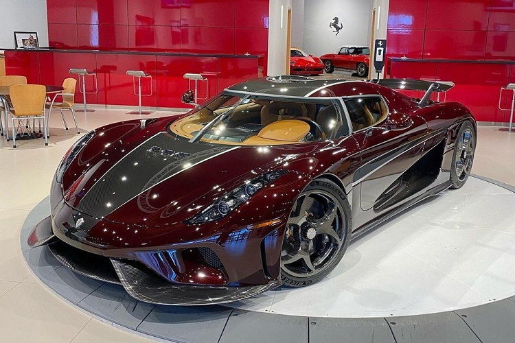 Được biết, siêu phẩm Koenigsegg Regera mà Hoàng Kim Khánh chia sẻ đang được chào bán ở Mỹ với giá lên đến 5,5 triệu đô la, tương đương 125 tỷ đồng. Mức giá này chênh lệch khoảng 3,5 triệu đô la, tương đương 80 tỷ đồng so với giá bán công bố của hãng xe Thụy Điển. Tất nhiên đây chỉ là con số tạm tính vì chưa rõ chiếc xe Koenigsegg Regera đang rao bán ở đại lý McLaren Charlotte có giá xuất xưởng ra sao vì tùy thuộc vào lựa chọn của ông chủ đại lý này đặt.