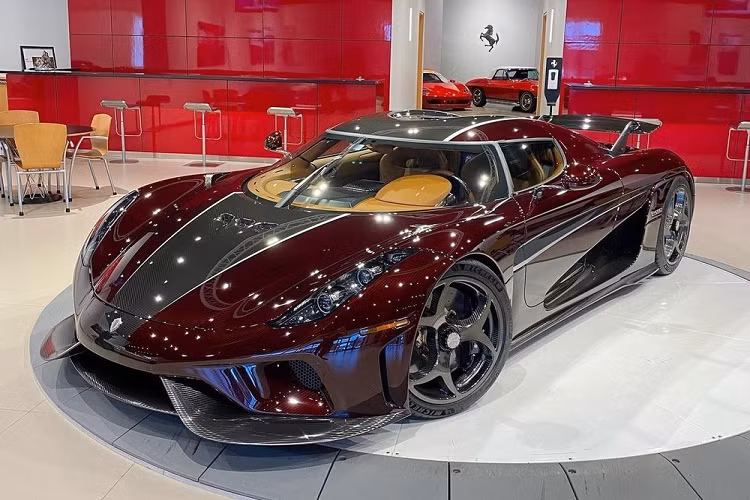 Được biết, siêu phẩm Koenigsegg Regera mà Hoàng Kim Khánh chia sẻ đang được chào bán ở Mỹ với giá lên đến 5,5 triệu đô la, tương đương 125 tỷ đồng. Mức giá này chênh lệch khoảng 3,5 triệu đô la, tương đương 80 tỷ đồng so với giá bán công bố của hãng xe Thụy Điển. Tất nhiên đây chỉ là con số tạm tính vì chưa rõ chiếc xe Koenigsegg Regera đang rao bán ở đại lý McLaren Charlotte có giá xuất xưởng ra sao vì tùy thuộc vào lựa chọn của ông chủ đại lý này đặt.