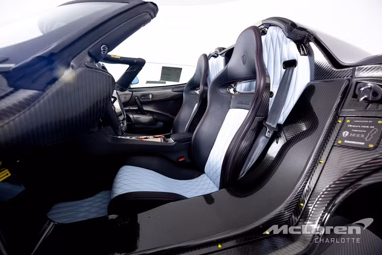Hypercar Regera trang bị động cơ V8 5.0L, kết hợp với 3 mô-tơ điện, sản sinh ra tổng công suất tối đa lên tới hơn 1.500 mã lực, cho phép xe tăng tốc từ 0 - 100 km/h trong 2,8 giây, 150 - 250 km/h trong 3,2 giây, từ 0 - 400 km/h chỉ 20 giây trước khi chạm ngưỡng tối đa khoảng 400 km/h.