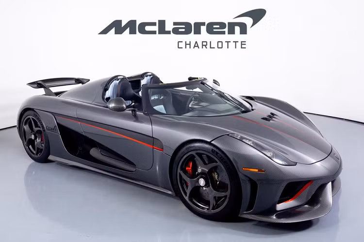 Nguồn tin rao bán cho biết chiếc xe Koenigsegg Regera này chưa từng qua chủ nhân nào, xe thuộc đời 2021 và rõ ràng người mua phải chi ra ít nhất 5,5 triệu đô la, đắt hơn cả siêu phẩm Bugatti Divo nên nhiều người cho rằng mức giá này, lựa chọn xe của hãng đến từ Pháp sẽ độc lạ và ấn tượng hơn cũng như sau này bán lại sẽ kiếm lời nhanh chóng.