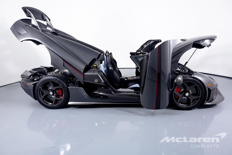 Trên toàn thế giới chỉ có 80 siêu xe Koenigsegg Regera được sản xuất, khác với xe Koenigsegg Regera của Hoàng Kim Khánh có màu sơn carbon đỏ, chiếc xe hypercar Koenigsegg Regera đang được chào bán ở Mỹ được sơn màu Sliver Carbon kết hợp Clear Carbon.