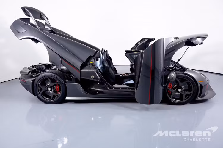 Trên toàn thế giới chỉ có 80 siêu xe Koenigsegg Regera được sản xuất, khác với xe Koenigsegg Regera của Hoàng Kim Khánh có màu sơn carbon đỏ, chiếc xe hypercar Koenigsegg Regera đang được chào bán ở Mỹ được sơn màu Sliver Carbon kết hợp Clear Carbon.