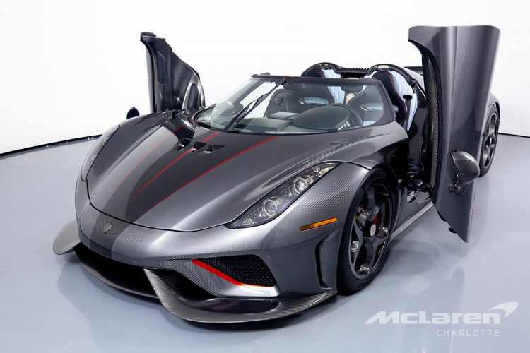 Nhưng chia sẻ của Hoàng Kim Khánh cho thấy, mua chiếc xe Koenigsegg Regera cách đây 1 năm và nay mới nhận bàn giao xe chắc chắn không lỗ, thậm chí có lời và hứa hẹn sẽ giúp cái tên Hoàng Kim Khánh nổi tiếng trong cộng đồng chơi xe ở Asean. Lý do, đây là chủ nhân của xe Koenigsegg Regera đầu tiên có mặt ở Đông Nam Á. 