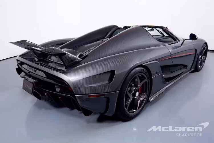 Bộ mâm của xe vẫn được làm từ 100% sợi carbon như siêu phẩm Koenigsegg Regera của chủ xe McLaren Senna độc nhất Việt Nam.