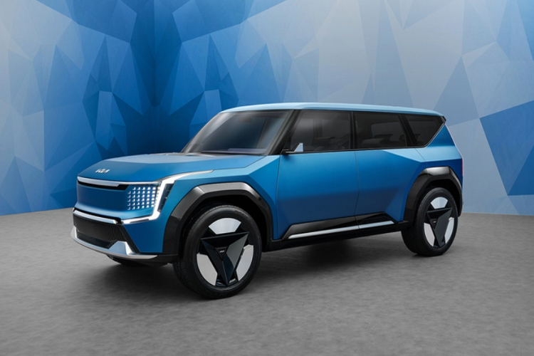  Kia EV9 hoàn toàn mới "cưỡi" trên khung gầm E-GMP thuần điện kéo dài từ bộ khung của Kia EV6 / Hyundai Ioniq 5 hiện tại. Trong tương lai, hãng xe Hàn Quốc sẽ nâng cấp nền tảng này lên loại IMA tân tiến hơn nữa và bắt đầu sử dụng rộng rãi từ năm 2025.