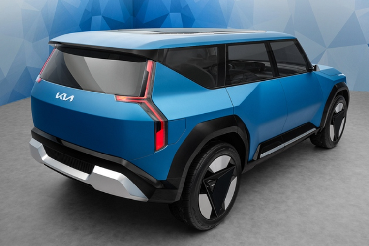 Thay vào đó, Kia EV9 thương mại sẽ có hệ thống thông tin giải trí mới nhất của Kia, với khả năng cập nhật phần mềm qua kết nối Internet và cài đặt ứng dụng mới dễ dàng.