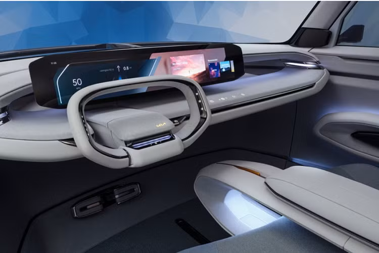 Kia EV9 Concept gây ấn tượng bởi phong cách hoang dã đậm chất tương lai tuy nhiên bản thương mại chắc chắn sẽ được tiết chế lại để phù hợp với thực tế. Dàn đèn LED ở ngoại thất sẽ được cắt giảm bớt, camera thay gương bên, cửa nghịch hay mâm 22 inch có lẽ sẽ không có trên EV9 bản sản xuất.