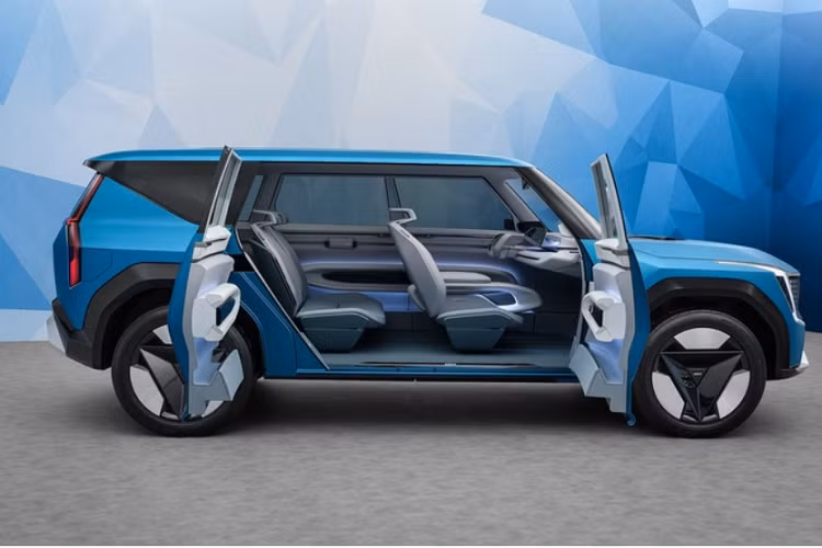 Phiên bản thương mại của Kia EV9 2023 mới dự kiến sẽ giữ nguyên kích thước so với bản concept được giới thiệu vào năm ngoái, dài x rộng x cao lần lượt là 4.930 x 2.055 x 1.790 mm, chiều dài cơ sở đạt 3.100 mm.