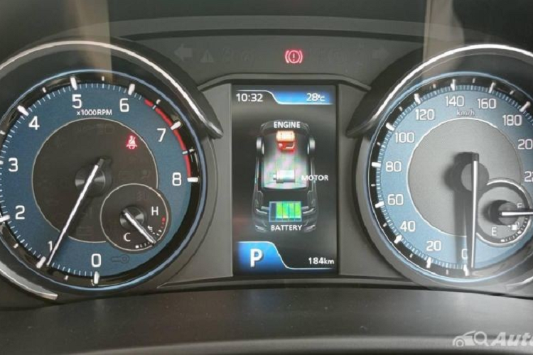 Đáng tiếc là Suzuki Ertiga Hybrid 2022 vẫn không có những tính năng an toàn chủ động. Thay vào đó, xe chỉ có hệ thống cân bằng điện tử, hỗ trợ khởi hành ngang dốc, hệ thống kiểm soát hành trình và đèn pha tự động với tính năng đèn chờ dẫn đường.