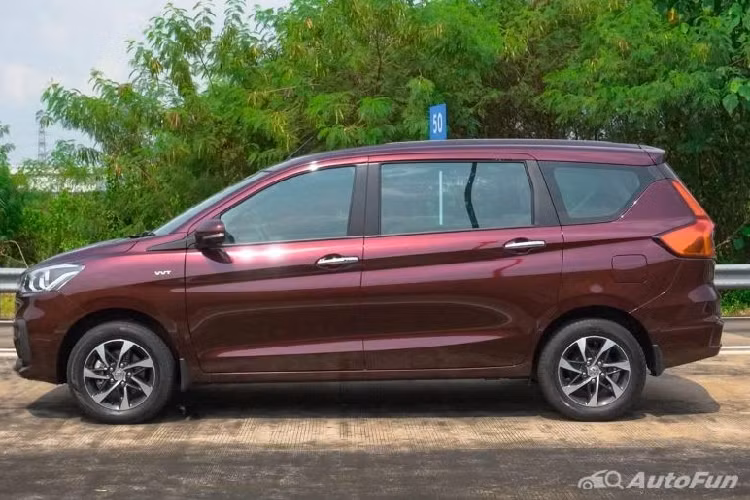 Không chỉ được trang bị động cơ mới, Suzuki Ertiga Hybrid 2022 còn thay đổi nhẹ trong thiết kế ngoại thất. Theo đó, xe được trang bị mắt lưới tản nhiệt mạ crôm với tạo hình đôi cánh mới. Tiếp đến là nẹp mạ crôm mới trên cửa cốp, nằm sát với cửa kính. Tuy nhiên, Suzuki Ertiga Hybrid 2022 tại Indonesia không được trang bị bộ vành hợp kim với thiết kế 5 chấu kép, sơn phối 2 màu mới như xe ở Ấn Độ. Thay vào đó, mẫu MPV này vẫn dùng bộ vành hợp kim với thiết kế 7 chấu tương tự phiên bản cũ.
