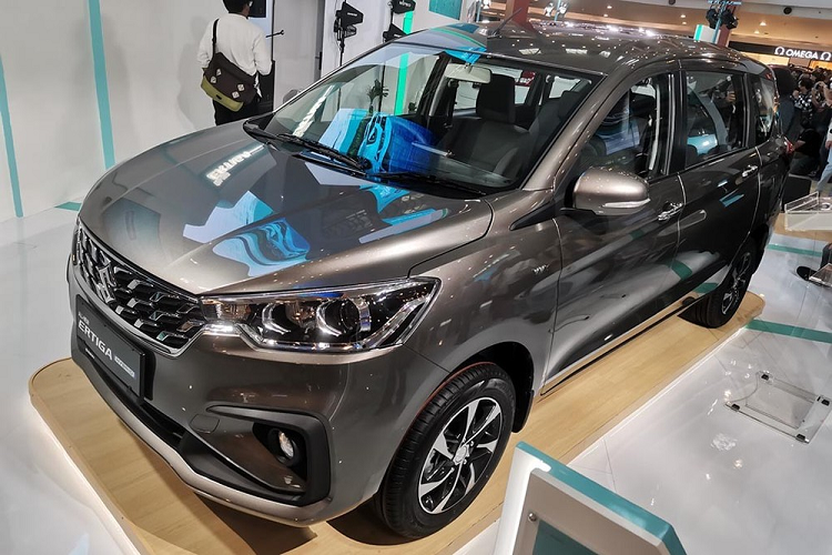 Tại thị trường Indonesia, mẫu MPV này có 2 bản trang bị là GX MT và GX AT. Giá xe Suzuki Ertiga Hybrid 2022 dao động từ 270,3 - 281,3 triệu Rupiah (khoảng 430 - 447 triệu đồng). Như vậy, đây sẽ là mẫu xe hybrid rẻ nhất tại thị trường Indonesia hiện nay. Hiện chưa rõ sau Indonesia, Suzuki Ertiga Hybrid 2022 có được bán ở những thị trường Đông Nam Á khác như Việt Nam hay không.
