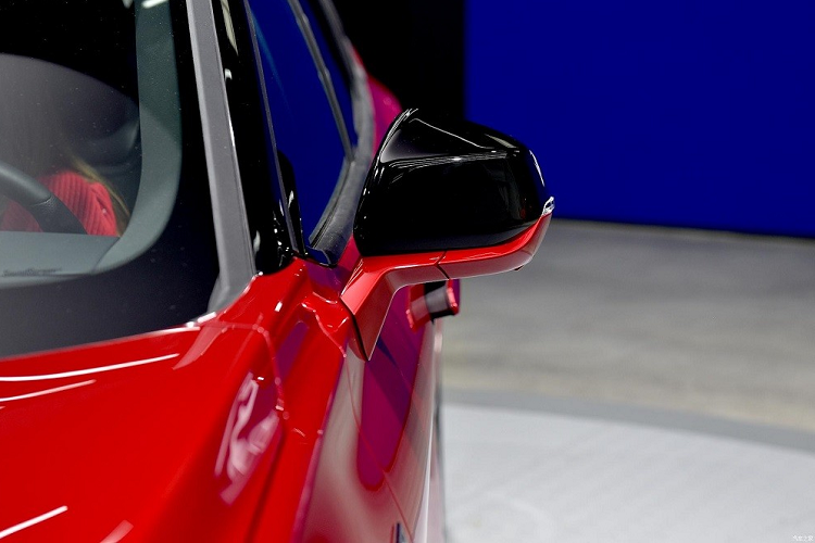 Tiếp đến là logo "ST Line" được thêu ở góc bên phải của mặt táp-lô và ghế bọc da phối da lộn. Trước mặt người lái xuất hiện màn hình cỡ lớn nằm độc lập trên mặt táp-lô. Màn hình dài 1,1 m này bao gồm bảng đồng hồ kỹ thuật số với màn hình LCD 12,3 inch...