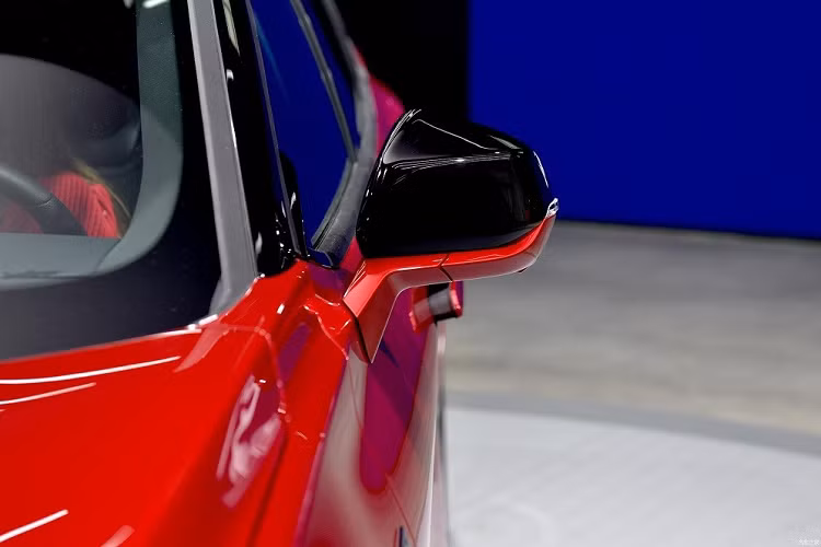 Tiếp đến là logo "ST Line" được thêu ở góc bên phải của mặt táp-lô và ghế bọc da phối da lộn. Trước mặt người lái xuất hiện màn hình cỡ lớn nằm độc lập trên mặt táp-lô. Màn hình dài 1,1 m này bao gồm bảng đồng hồ kỹ thuật số với màn hình LCD 12,3 inch...