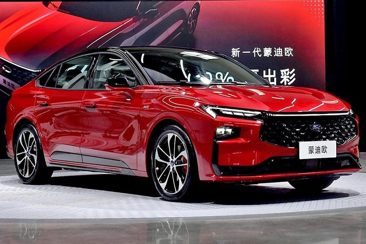 Vào hôm 17/1/2022, hãng Ford đã chính thức vén màn thế hệ mới của dòng sedan cỡ trung Mondeo tại thị trường Trung Quốc. Đến hôm 24/2/2022, tới lượt Ford Mondeo ST-Line Edition 2022 mới trình làng ở thị trường hàng xóm với Việt Nam.