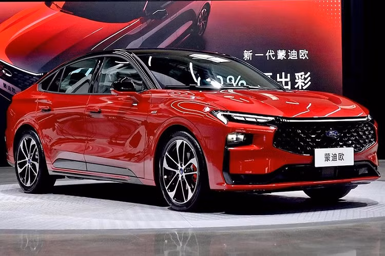 Vào hôm 17/1/2022, hãng Ford đã chính thức vén màn thế hệ mới của dòng sedan cỡ trung Mondeo tại thị trường Trung Quốc. Đến hôm 24/2/2022, tới lượt Ford Mondeo ST-Line Edition 2022 mới trình làng ở thị trường hàng xóm với Việt Nam.