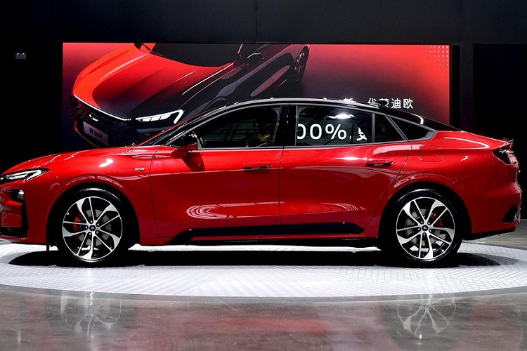 Hiện giá xe Ford Mondeo ST-Line Edition 2022 hiện vẫn chưa được công bố chính thức. Dự kiến, xe sẽ bắt đầu được bán ra tại Trung Quốc vào tháng 3 năm nay. Ngoài ST-Line Edition, Ford Mondeo mới còn có 2 bản phiên bản nữa là Fashion và Sport.