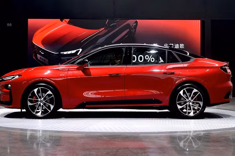 Hiện giá xe Ford Mondeo ST-Line Edition 2022 hiện vẫn chưa được công bố chính thức. Dự kiến, xe sẽ bắt đầu được bán ra tại Trung Quốc vào tháng 3 năm nay. Ngoài ST-Line Edition, Ford Mondeo mới còn có 2 bản phiên bản nữa là Fashion và Sport.