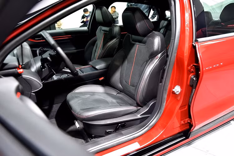 Điểm nhấn tiếp theo của Ford Mondeo ST-Line Edition 2022 là bộ vành hợp kim 19 inch với thiết kế 5 chấu kép. Bộ vành này đi kèm với lốp Hankook Ventus S1 evo3 với kích thước 235/45 và cùm phanh màu đỏ thể thao.