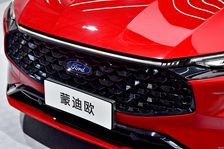 So với bản thường, mẫu xe sedan Ford Mondeo ST-Line Edition 2022 được trang bị lưới tản nhiệt mới với mắt lưới 3D màu đen bóng. Không chỉ tạo hiệu ứng ánh sáng ấn tượng, lưới tản nhiệt còn có thể đóng/mở chủ động để tăng khả năng làm mát khoang động cơ khi cần.
