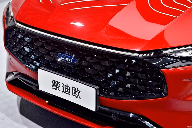So với bản thường, mẫu xe sedan Ford Mondeo ST-Line Edition 2022 được trang bị lưới tản nhiệt mới với mắt lưới 3D màu đen bóng. Không chỉ tạo hiệu ứng ánh sáng ấn tượng, lưới tản nhiệt còn có thể đóng/mở chủ động để tăng khả năng làm mát khoang động cơ khi cần.