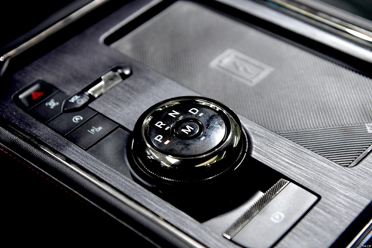 Ngoài ra, Ford Mondeo ST-Line Edition 2022 còn có những tính năng hiện đại như ra lệnh bằng giọng nói, ra lệnh bằng cử chỉ, nhận diện khuôn mặt, núm xoay chuyển số mới và sạc điện thoại thông minh không dây.Ở hàng ghế sau, mẫu sedan Mỹ này còn được trang bị cửa gió điều hòa, hộc đựng đồ và cổng USB. Trong khi đó, cửa sổ trời toàn cảnh Panorama sẽ mang lại sự thoáng đãng cho nội thất của xe.