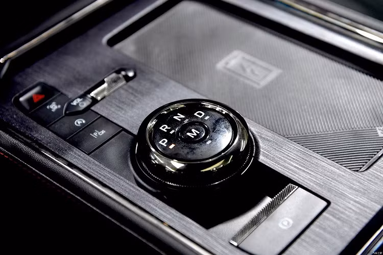 Ngoài ra, Ford Mondeo ST-Line Edition 2022 còn có những tính năng hiện đại như ra lệnh bằng giọng nói, ra lệnh bằng cử chỉ, nhận diện khuôn mặt, núm xoay chuyển số mới và sạc điện thoại thông minh không dây.Ở hàng ghế sau, mẫu sedan Mỹ này còn được trang bị cửa gió điều hòa, hộc đựng đồ và cổng USB. Trong khi đó, cửa sổ trời toàn cảnh Panorama sẽ mang lại sự thoáng đãng cho nội thất của xe.