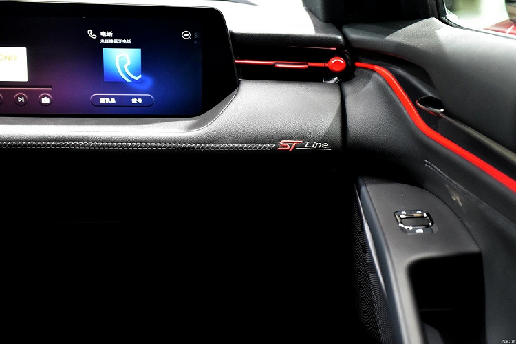 Đằng sau, Ford Mondeo ST-Line Edition 2022 có thêm cánh gió nhỏ màu đen và cản sau khác biệt so với bản thường. Tương tự cánh gió đuôi, tem chữ nổi "Mondeo" trên cửa cốp... nẹp bao quanh đầu ống xả giả và bộ khuếch tán gió của xe cũng được sơn màu đen hầm hố hơn.