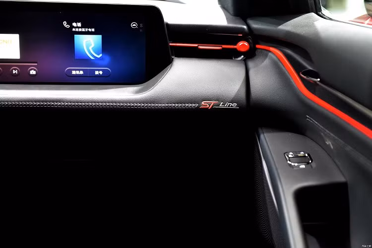 Đằng sau, Ford Mondeo ST-Line Edition 2022 có thêm cánh gió nhỏ màu đen và cản sau khác biệt so với bản thường. Tương tự cánh gió đuôi, tem chữ nổi "Mondeo" trên cửa cốp... nẹp bao quanh đầu ống xả giả và bộ khuếch tán gió của xe cũng được sơn màu đen hầm hố hơn.