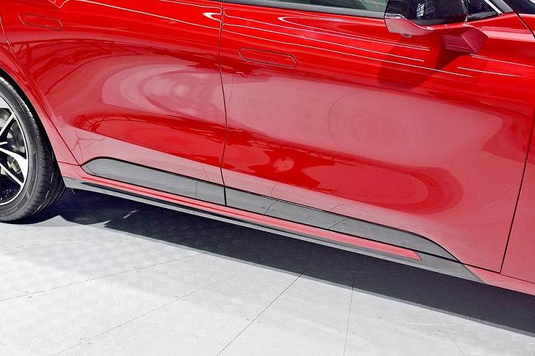 Xe vẫn sử dụng động cơ xăng EcoBoost 4 xi-lanh, tăng áp, dung tích 2.0L, tạo ra công suất tối đa 238 mã lực và mô-men xoắn cực đại 376 Nm. Sức mạnh được truyền tới cầu trước thông qua hộp số tự động 8 cấp, cho phép xe đạt vận tốc tối đa 220 km/h.