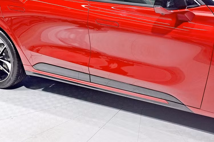 Xe vẫn sử dụng động cơ xăng EcoBoost 4 xi-lanh, tăng áp, dung tích 2.0L, tạo ra công suất tối đa 238 mã lực và mô-men xoắn cực đại 376 Nm. Sức mạnh được truyền tới cầu trước thông qua hộp số tự động 8 cấp, cho phép xe đạt vận tốc tối đa 220 km/h.