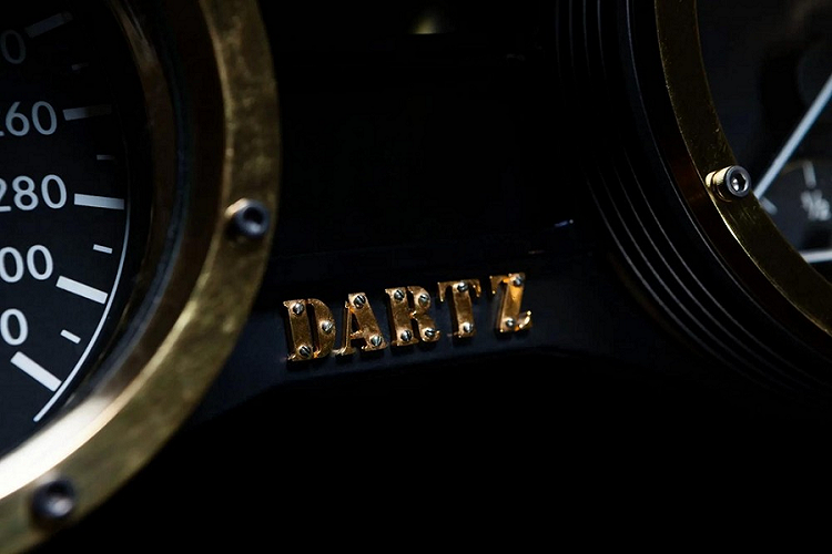 Ngoài ra, Prombron Black Alligator MMXX Black Tiger Lunar Year Edition sẽ có các tùy chọn da bọc đắt đỏ, bao gồm cả da cá sấu. Hệ thống âm thanh trong cabin là của Metaxas &amp; Sins, và bao gồm một đầu phát băng cuộn, một công nghệ đã không còn phổ biến từ thập niên 1970.