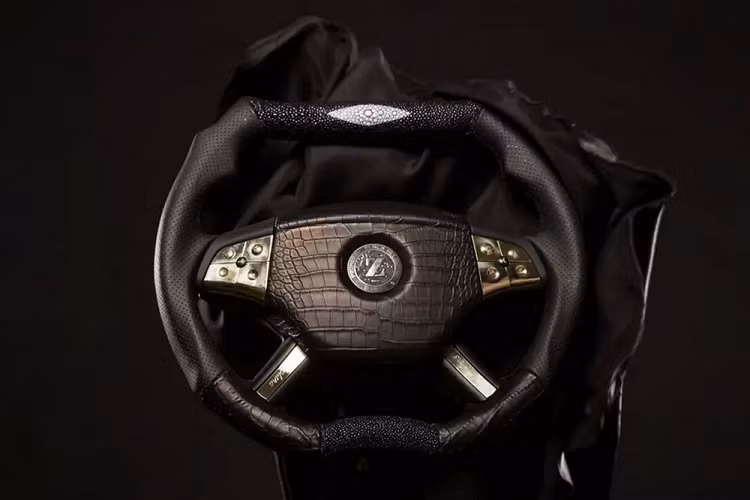 Thay vì những gương chiếu hậu truyền thống, chiếc xe đặc biệt này cũng lắp đặt các camera trong cấu trúc trống giống như cánh. Yankelovich nói rằng chi tiết này không liên quan đến việc giúp xe giảm trọng lượng, mà chủ yếu bởi vì camera sẽ có khả năng chống đỡ tấn công tốt hơn là gương chiếu hậu. Dù sao đi nữa, sự thay đổi này cũng ít nhiều khiến Black Tiger Lunar Year Edition cắt bớt chút cân nặng.