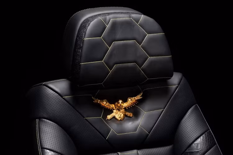 Một yếu tố khác góp phần giúp Dartz Black Tiger chống đạn có trọng lượng nhẹ là những tấm kính sử dụng công nghệ Saphire Glass của Saint Gobain, vì chúng mỏng hơn nhiều so với kính chống đạn đạo tương đương. Suy xét việc giá cả không phải là vấn đề đối với người mua Dartz, Saphire Glass chỉ nặng bằng một nửa so với các loại kính khác, và vẫn có thể cung cấp mức độ bảo vệ NIJ III đến NIJ IV hoặc NATO STANG.