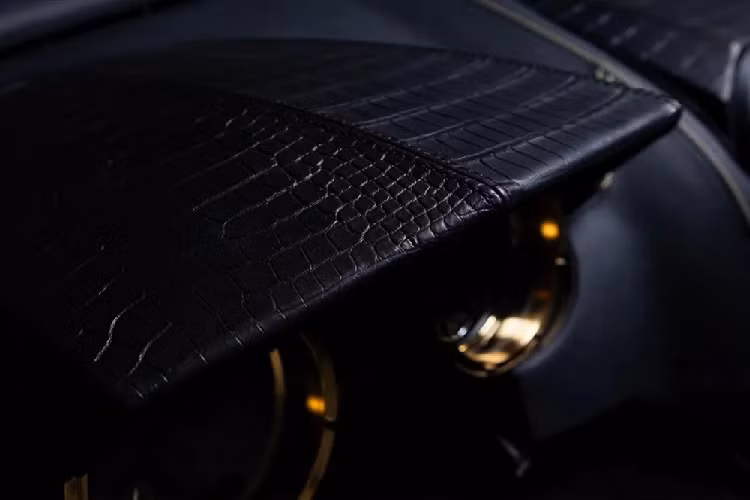 Nhìn vào tên gọi, ta có thể đoán rằng chiếc xe bọc giáp đặc biệt này có đối tượng khách hàng rõ ràng: những người mua Trung Quốc giàu sụ đang tìm kiếm một phương tiện thật nổi bật, thật khác biệt. Lớp sơn kết hợp màu cam và đen của xe giống như màu sắc lông hổ, nhưng nó còn có một ý nghĩa khác: màu cam là màu thuận lợi cho năm Dần. Bên cạnh đó, Dartz cũng không coi chiếc xe này là SUV, mà thích gọi nó là BOND (Bespoke Opulent Noble Drive).