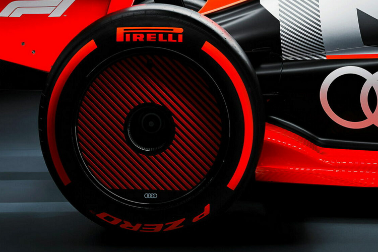 Sự kết hợp giữa hiệu suất cao và tính cạnh tranh luôn là động lực thúc đẩy sự đổi mới và chuyển giao công nghệ trong ngành. Với các quy định mới, bây giờ là thời điểm thích hợp để chúng tôi tham gia vào giải đua này. Xét cho cùng, Công thức 1 và Audi đều theo đuổi các mục tiêu mang tính bền vững.”