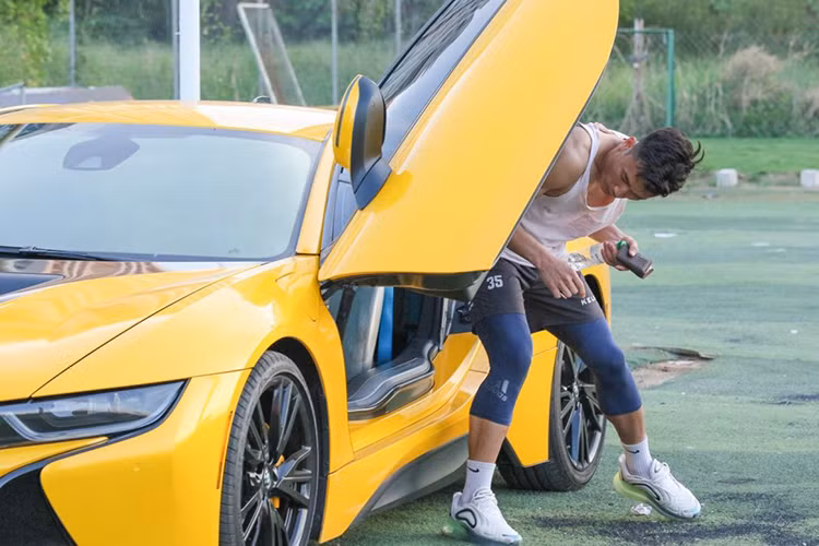 BMW i8 sở hữu động cơ hybrid với máy xăng 3 xy lanh, dung tích 1.5 lít, TwinPower Turbo và một động cơ điện giúp chiếc xe thể thao này có tổng công suất là 362 mã lực và mô-men xoắn cực đại 570 Nm. Hệ truyền động hybrid trên BMW i8 sẽ đi kèm với hộp số tự động 6 cấp.