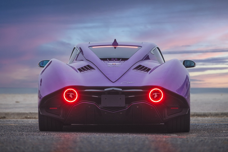 Xe được trang bị 4 động cơ điện, dồn hết ở trục sau. Hiệu suất tối đa và tầm hoạt động xa không phải điều mẫu siêu xe này chú trọng. Theo Hispano Suiza, Carmen có thể hoạt động khoảng 402 km trong mỗi lần sạc đầy. Mức sạc tối đa của xe là 80 kW, trong khi Kia EV6 có thể sạc ở mức hơn 200 kW.